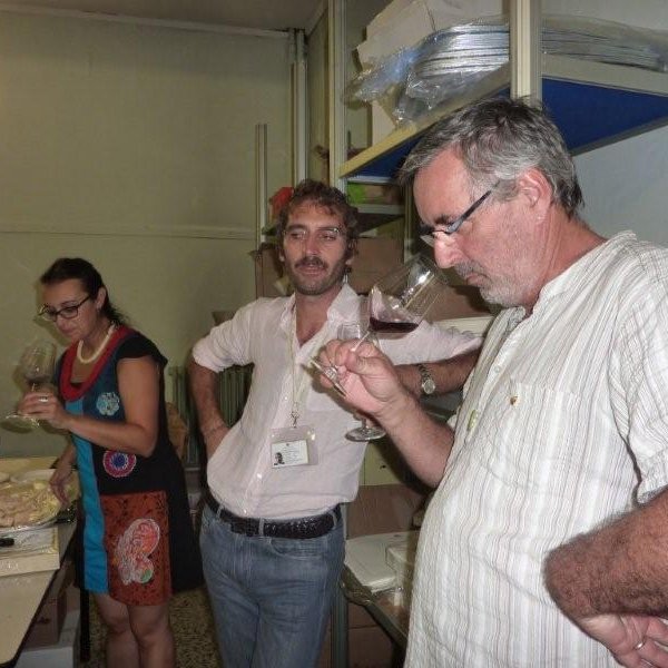 En coulisse on traque les goûts de bouchon sous la surveillance de Alberto Farinasso, responsable de tous les ateliers de Slow Food