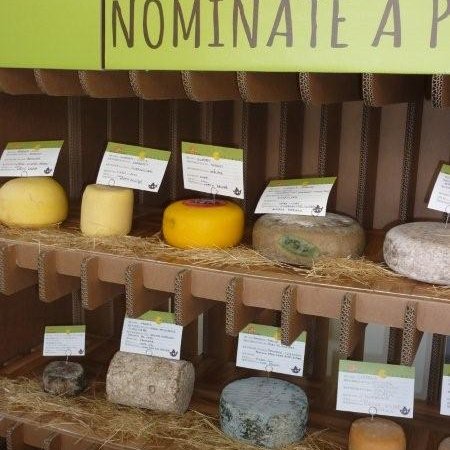 Le bleu du Queyras dans son écrin parmi les fromages européens de l’Arche du goût.